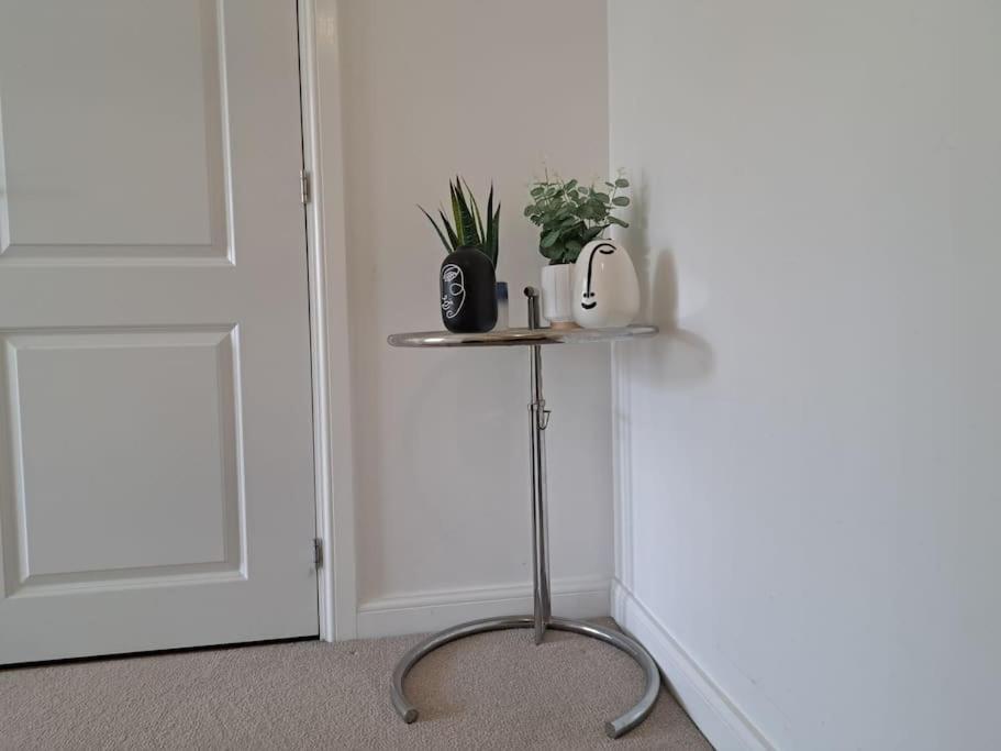 Stylish Station Apartment In Rochester With Free Parking Wainscot المظهر الخارجي الصورة