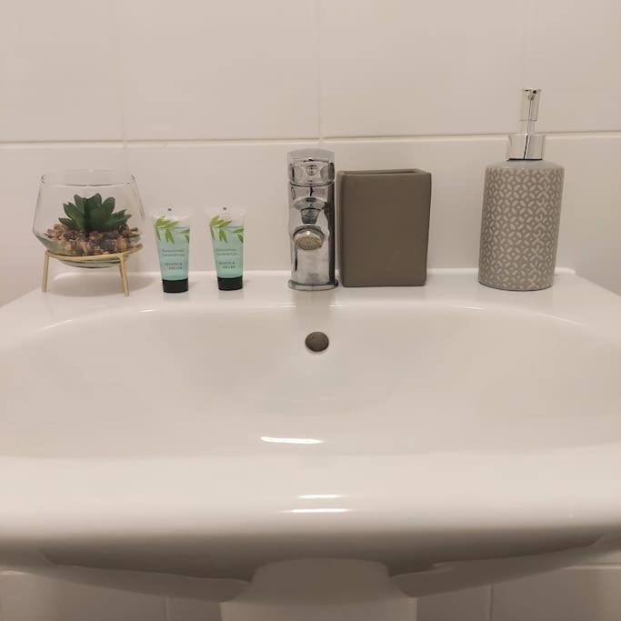 Stylish Station Apartment In Rochester With Free Parking Wainscot المظهر الخارجي الصورة
