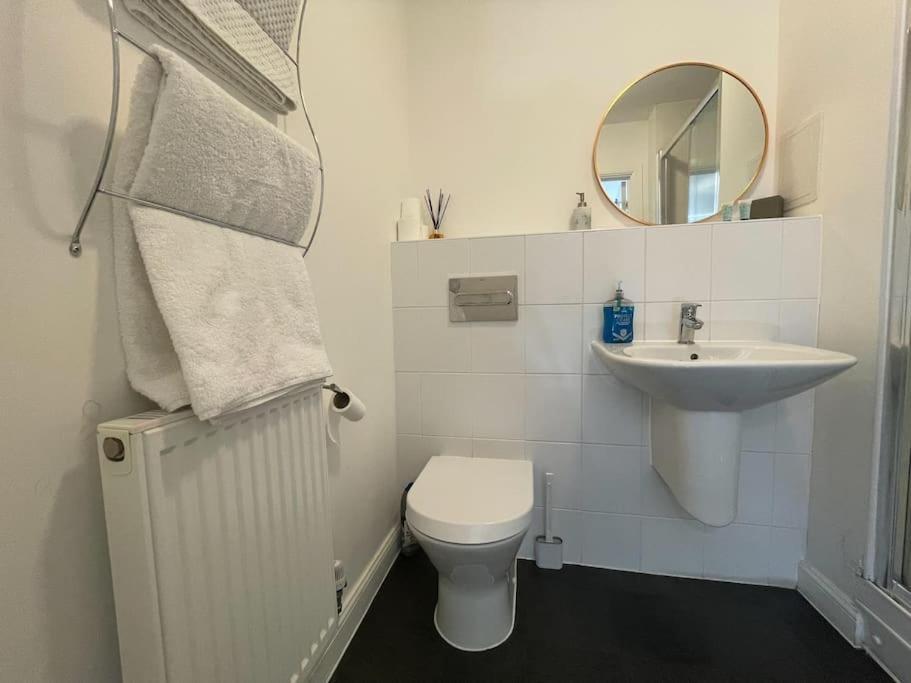 Stylish Station Apartment In Rochester With Free Parking Wainscot المظهر الخارجي الصورة