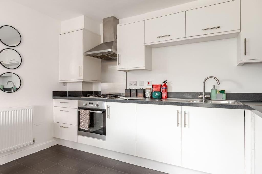 Stylish Station Apartment In Rochester With Free Parking Wainscot المظهر الخارجي الصورة