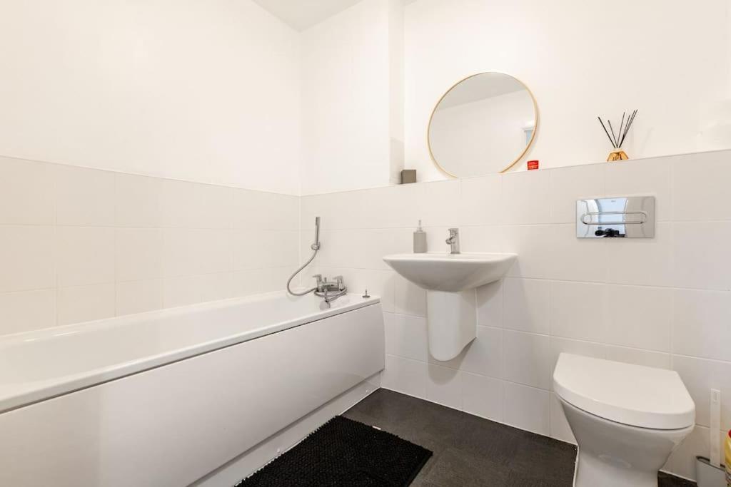 Stylish Station Apartment In Rochester With Free Parking Wainscot المظهر الخارجي الصورة