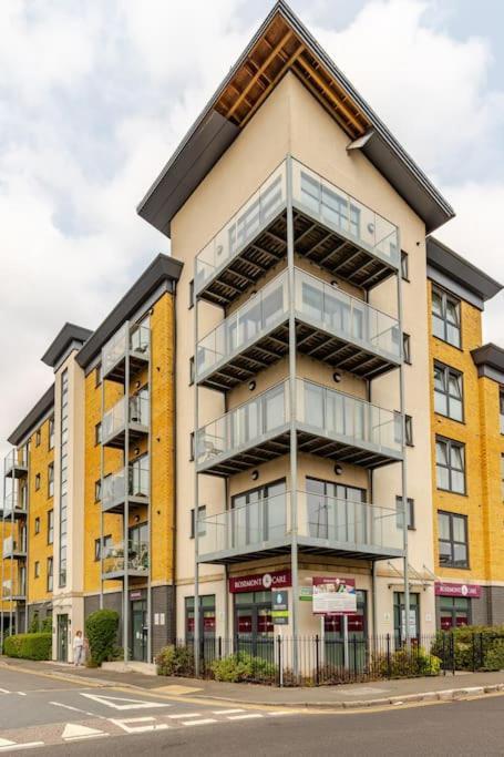 Stylish Station Apartment In Rochester With Free Parking Wainscot المظهر الخارجي الصورة